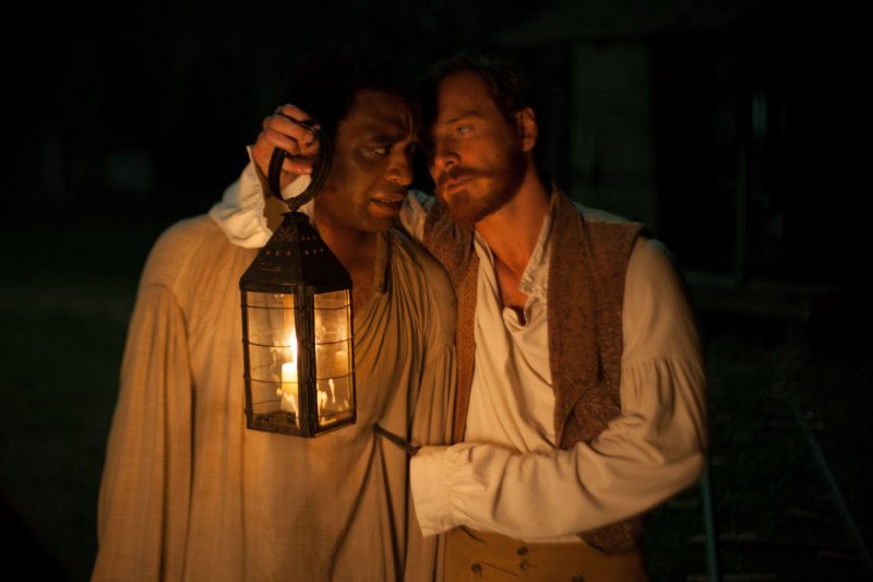 Chiwetel Ejiofor и Michael Fassbender в фильме 12 лет рабства (12 Years a Slave)