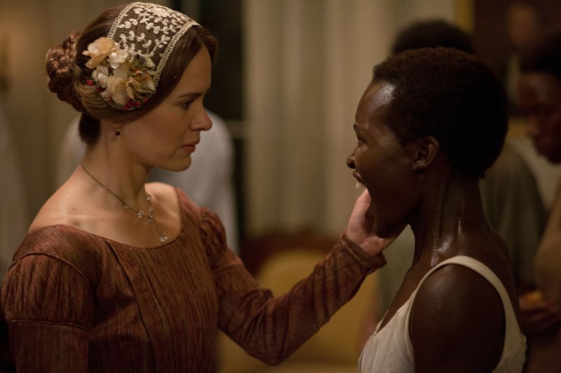 Sarah Paulson и Lupita Nyong'o в фильме 12 лет рабства (12 Years a Slave)