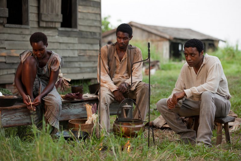 Lupita Nyong'o и Chiwetel Ejiofor в фильме 12 лет рабства (12 Years a Slave)