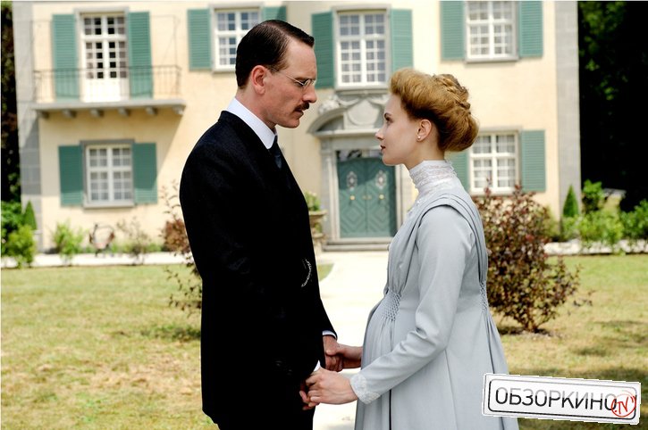 Michael Fassbender и Sarah Gadon в фильме Опасный метод (A Dangerous Method)