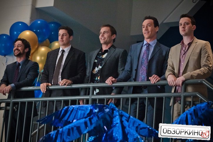 Seann William Scott, Jason Biggs, Chris Klein, Thomas Ian Nicholas и Eddie Kaye Thomas в фильме Американский пирог: Все в сборе (American Reunion)