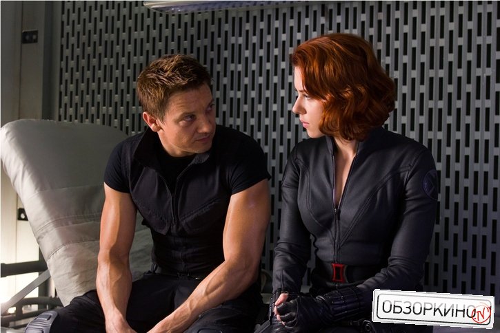 Scarlett Johansson и Jeremy Renner в фильме Мстители (Avengers)