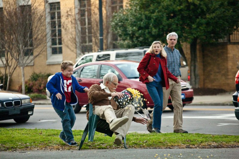 Jackson Nicoll и Johnny Knoxville в фильме Несносный дед (Bad Grandpa)