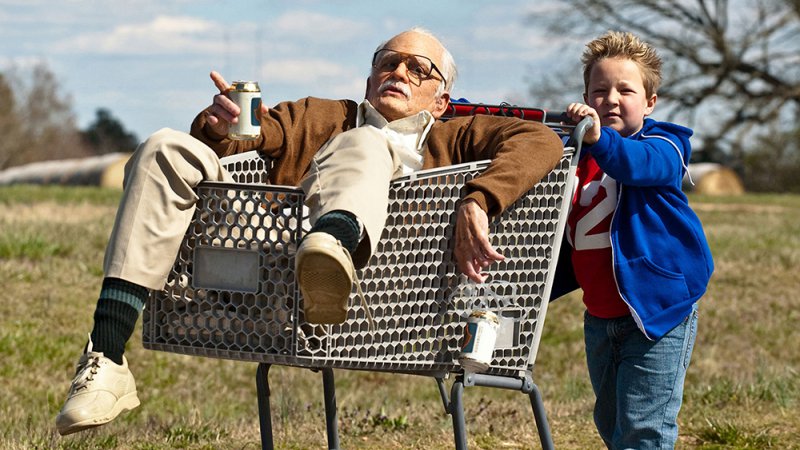 Jackson Nicoll и Johnny Knoxville в фильме Несносный дед (Bad Grandpa)