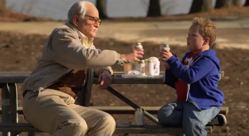 Jackson Nicoll и Johnny Knoxville в фильме Несносный дед (Bad Grandpa)