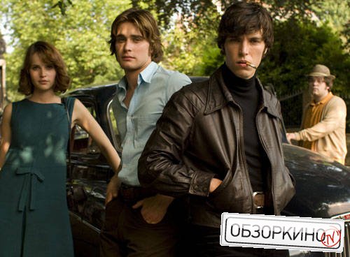 Felicity Jones, Christian Cooke, Tom Hughes и Jack Doolan в фильме Городок Семетери (Cemetery Junction)