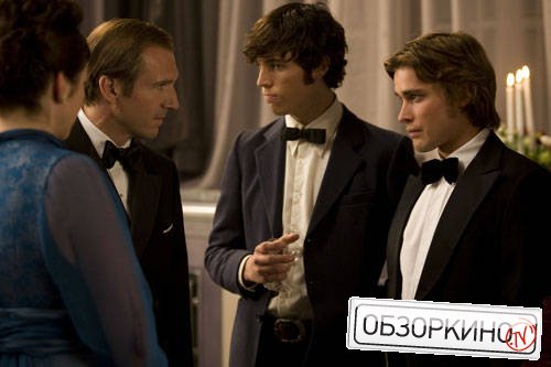 Emily Watson, Ralph Fiennes, Tom Hughes и Christian Cooke в фильме Городок Семетери (Cemetery Junction)