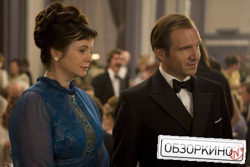 Emily Watson и Ralph Fiennes в фильме Городок Семетери (Cemetery Junction)