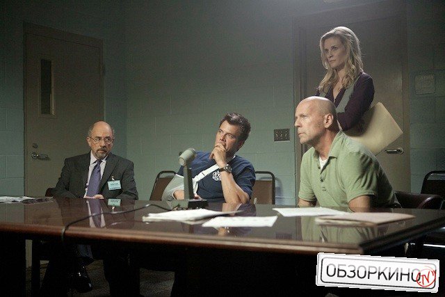 Richard Schiff, Josh Duhamel, Bruce Willis и Bonnie Somerville в фильме Клин клином (Fire with Fire)