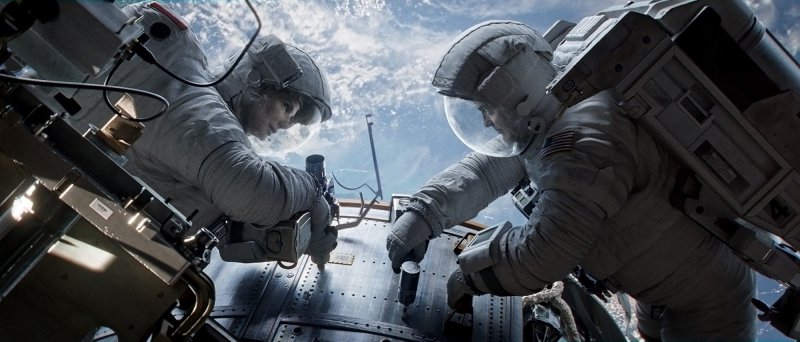 George Clooney и Sandra Bullock в фильме Гравитация (Gravity)