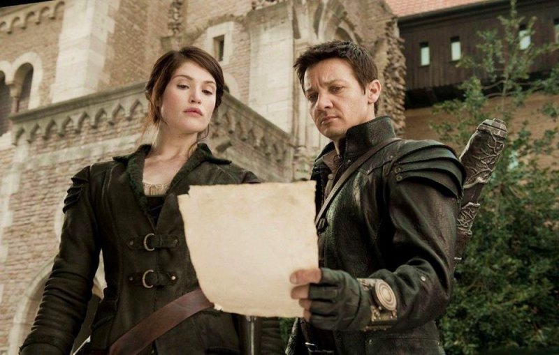 Jeremy Renner и Gemma Arterton в фильме Охотники на ведьм (Hansel and Gretel Witch Hunters)