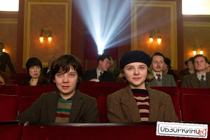 Chloe Grace Moretz и Asa Butterfield в фильме Хранитель времени (Hugo)