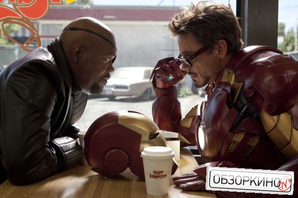 Robert Downey Jr. и Samuel L. Jackson в фильме Железный человек 2 (Iron Man 2)