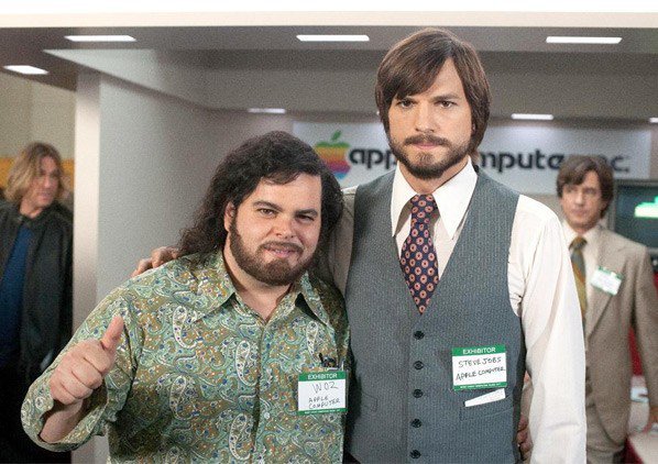 Ashton Kutcher и Josh Gad в фильме Джобс Империя соблазна (Jobs)