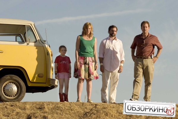 Steve Carrel, Abigail Breslin, Greg Kinnear и Toni Collette в фильме Маленькая мисс Счастье (Little Miss Sunshine)