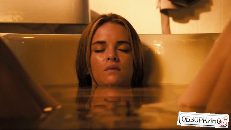 Danielle Panabaker в фильме Пираньи 3DD (Piranha 3DD)