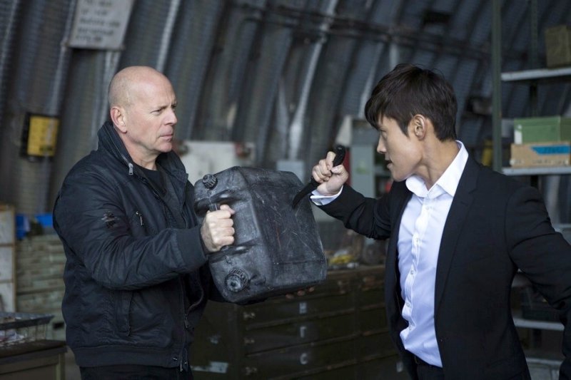 Bruce Willis и Lee Byung-hun в фильме Рэд 2 (Red 2)