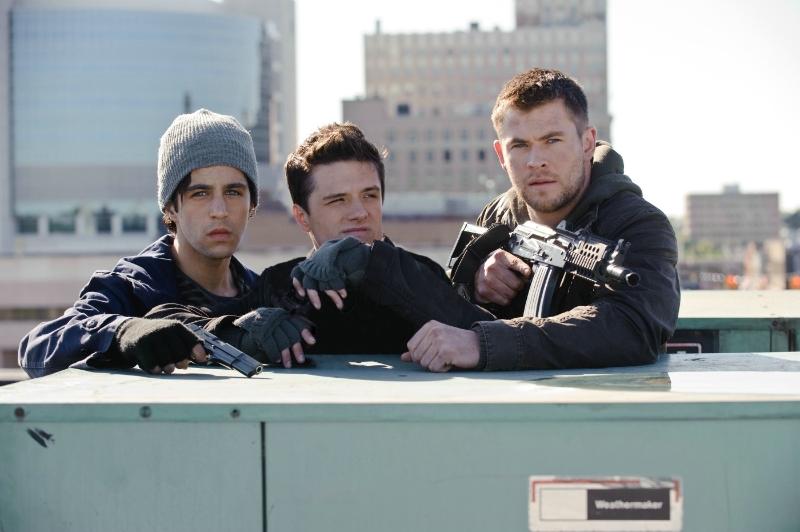 Josh Peck, Josh Hutcherson и Chris Hemsworth в фильме Неуловимые (Red Dawn)