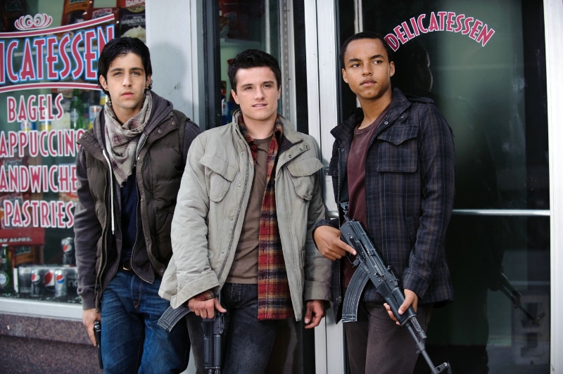 Josh Peck, Josh Hutcherson и Connor Cruise в фильме Неуловимые (Red Dawn)