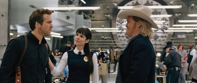 Ryan Reynolds, Mary-Louise Parker и Jeff Bridges в фильме Призрачный патруль (RIPD)