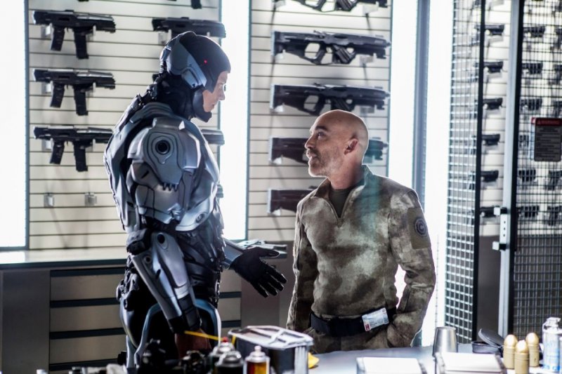 Joel Kinnaman и Jackie Earle Haley в фильме Робокоп (Robocop)