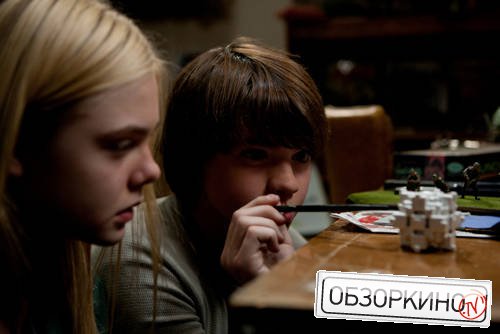 Elle Fanning и Joel Courtney в фильме Супер 8 (Super 8)