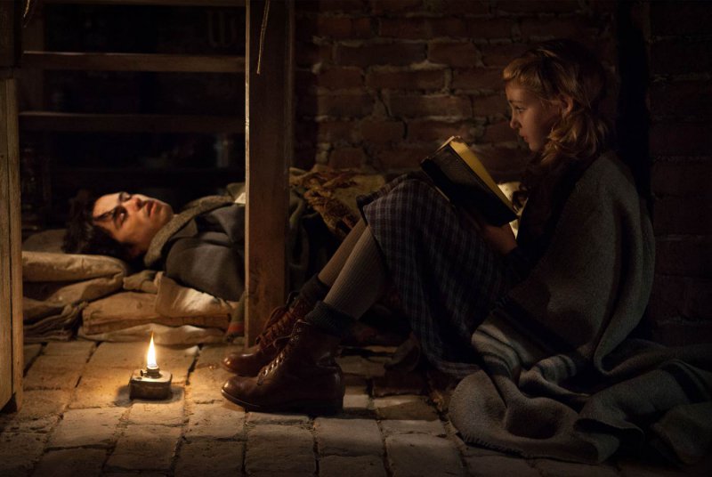 Ben Schnetzer и Sophie Nelisse в фильме Воровка книг (The Book Thief)