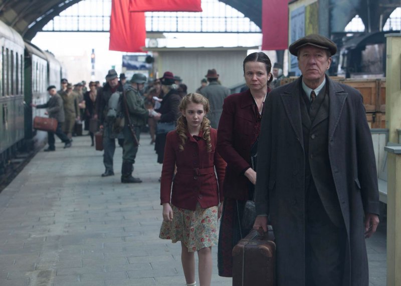 Sophie Nelisse, Emily Watson и Geoffrey Rush в фильме Воровка книг (The Book Thief)