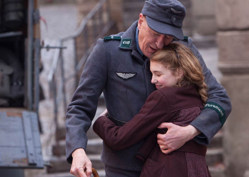 Geoffrey Rush и Sophie Nelisse в фильме Воровка книг (The Book Thief)