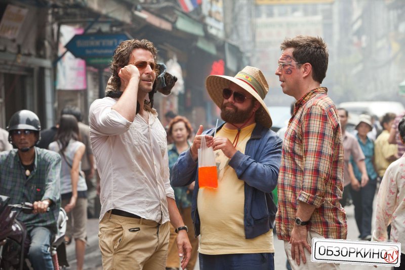 Bradley Cooper, Zach Galifianakis и Ed Helms в фильме Мальчишник 2: из Лас-Вегаса в Бангкок (The Hangover 2)