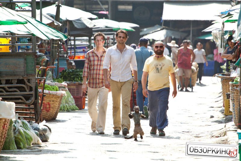 Ed Helms, Bradley Cooper и Zach Galifianakis в фильме Мальчишник 2: из Лас-Вегаса в Бангкок (The Hangover 2)