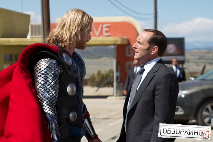 Chris Hemsworth и Clark Gregg в фильме Тор (Thor)