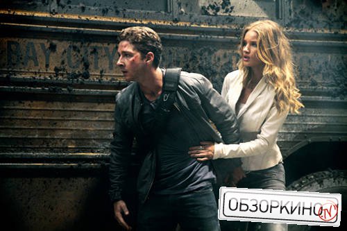 Shia LaBeouf и Rosie Huntington-Whiteley в фильме Трансформеры 3 (Transformers 3)