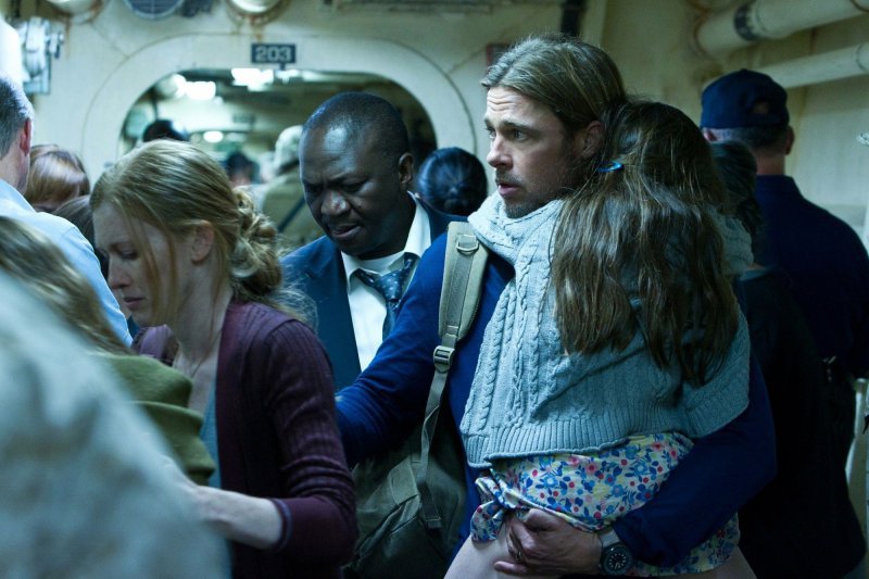 Mireille Enos и Brad Pitt в фильме Война миров Z (World War Z)