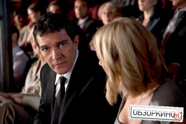 Naomi Watts и Antonio Banderas в фильме Ты встретишь таинственного незнакомца (You Will Meet a Tall Dark Stranger)